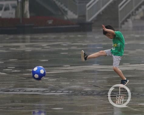 大学体育课下雨还上吗