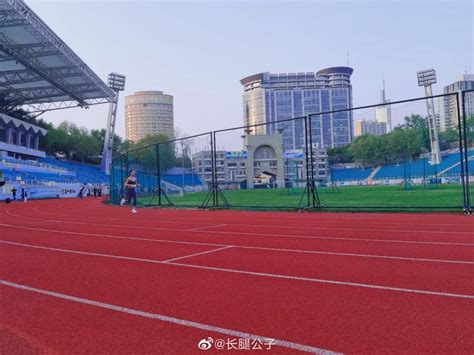 南京五台山体育馆停车场里面一天收费多少钱